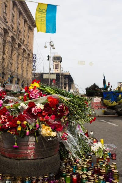 KIEV, UKRAINE - MARCH 7, 2014. Ukrainian revolution, Euromaidan. Days of national mourning for killed defenders of Euromaidan. Flowers and lighted lamps on barricades defenders of Euromaidan — Stock Photo, Image