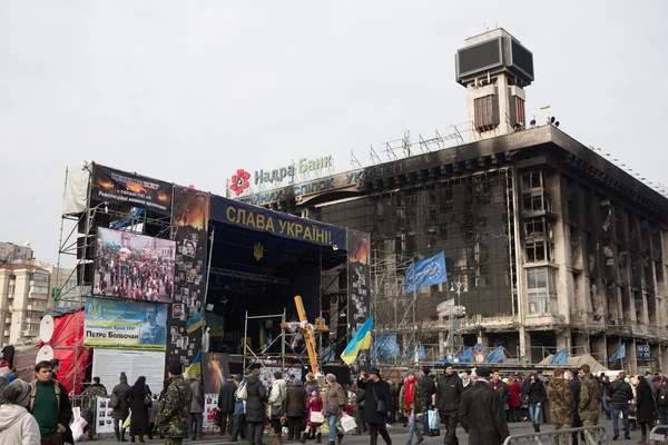 KIEV, UKRAINE - MARCH 7, 2014. Ukrainian revolution, Euromaidan. Days of national mourning for killed defenders of Euromaidan. Flowers and lighted lamps on barricades defenders of Euromaidan — Stock Photo, Image