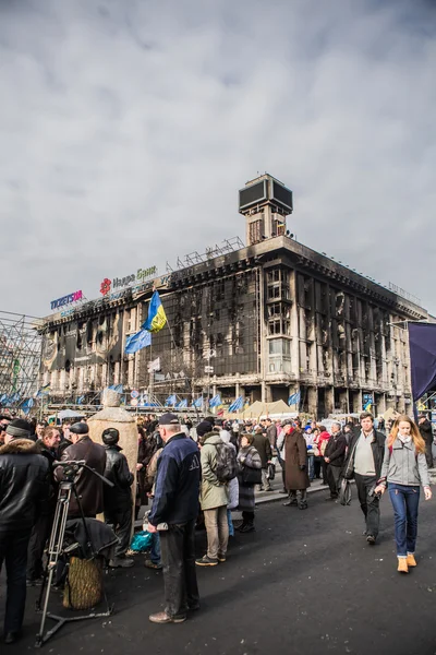 KIEV, UKRAINE - MARCH 7, 2014. Ukrainian revolution, Euromaidan. Days of national mourning for killed defenders of Euromaidan. Flowers and lighted lamps on barricades defenders of Euromaidan — Stock Photo, Image