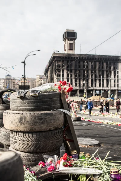 KIEV, UKRAINE - MARCH 7, 2014. Ukrainian revolution, Euromaidan. Days of national mourning for killed defenders of Euromaidan. Flowers and lighted lamps on barricades defenders of Euromaidan — Stock Photo, Image