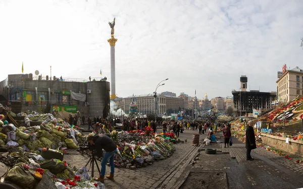 Kiev, Ukrajna - március 7-én 2014-re. ukrán forradalom, euromaidan. nemzeti gyász napjaiban meghalt védelmezői, euromaidan. virágok és barikádokat védelmezői, euromaidan világító lámpák — Stock Fotó