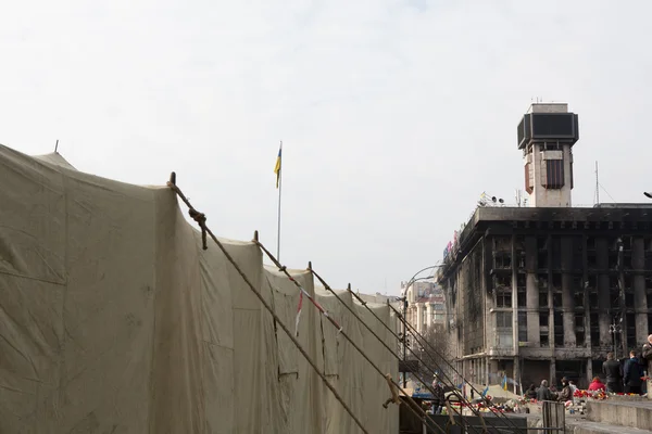 Kiev, Ukrayna - ö. 7 Mart 2014. Ukraynalı bir devrim euromaidan. gün için ulusal yas euromaidan savunucuları öldürdü. çiçek ve euromaidan barikatları savunucuları üzerinde yanan lambalar — Stok fotoğraf