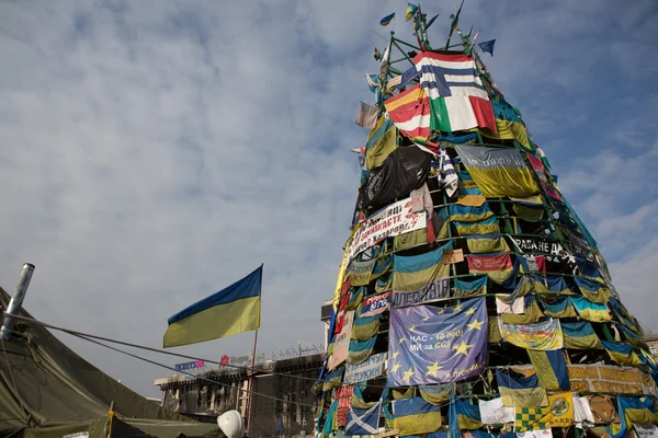KIEV, UCRAINA - 7 marzo 2014. Rivoluzione ucraina, Euromaidan. Giorni di lutto nazionale per i difensori uccisi di Euromaidan. Fiori e lampade accese sulle barricate difensori di Euromaidan — Foto Stock