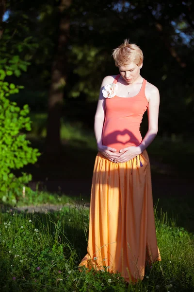 Jonge gelukkig zwangere vrouw ontspannen in de natuur — Stockfoto