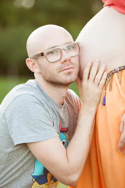 Couple s'attendant à une Grossesse, en plein air — Photo