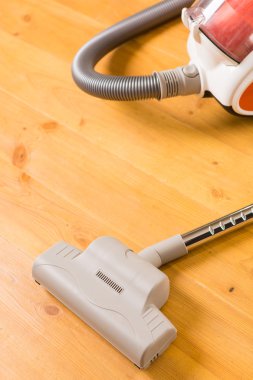 Daireyi temizliyorum. Yerde elektrik süpürgesi var.