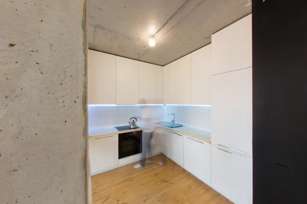 Motion personne d'une cuisine contemporaine à la maison — Photo