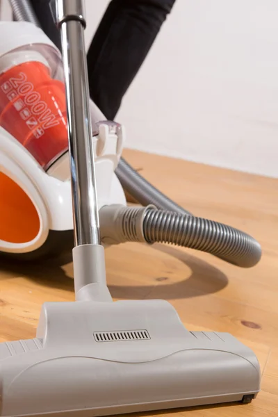 Membersihkan dengan vacuum cleaner di ruang tamu — Stok Foto