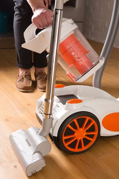 Membersihkan rumah dengan vacuum cleaner — Stok Foto