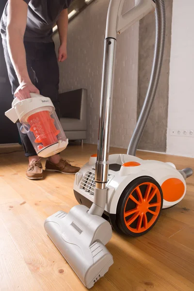 Membersihkan rumah dengan vacuum cleaner — Stok Foto