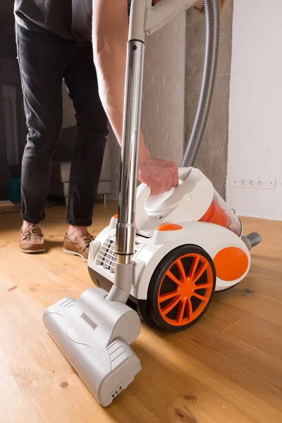 Membersihkan rumah dengan vacuum cleaner — Stok Foto