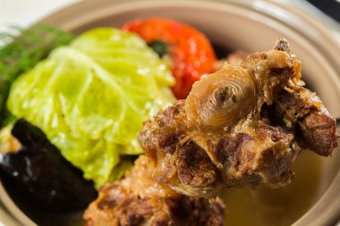 İrlanda güveci, kuzu, yiğit yapılmış, patates, havuç ve otlar.