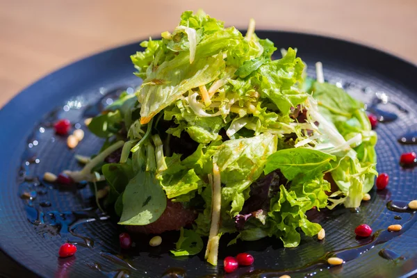 Salada orgânica com legumes e verduras — Fotografia de Stock