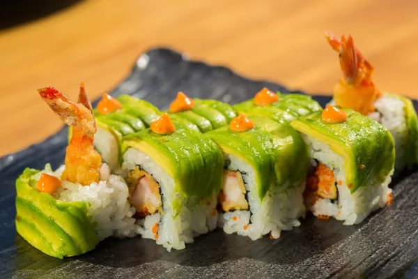 Rolo de sushi orgânico com tempura de camarão no restaurante — Fotografia de Stock