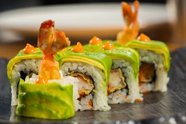 Rolo de sushi orgânico com tempura de camarão no restaurante — Fotografia de Stock