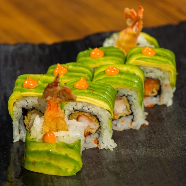 Rolo de sushi orgânico com tempura de camarão no restaurante — Fotografia de Stock