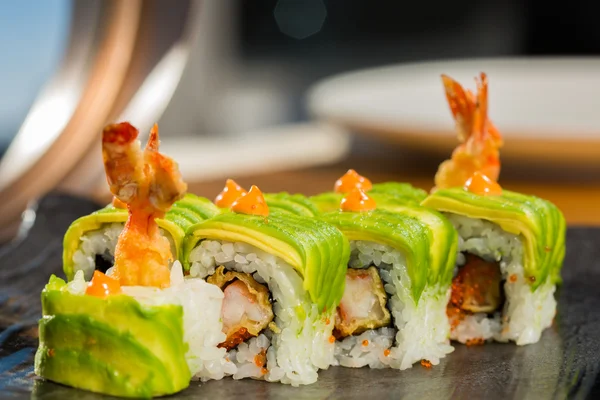 Rolo de sushi orgânico com tempura de camarão no restaurante — Fotografia de Stock