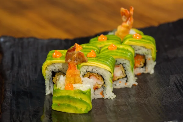 Rolo de sushi orgânico com tempura de camarão no restaurante — Fotografia de Stock