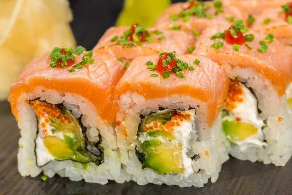 Rotolo di sushi biologico con salmone — Foto Stock