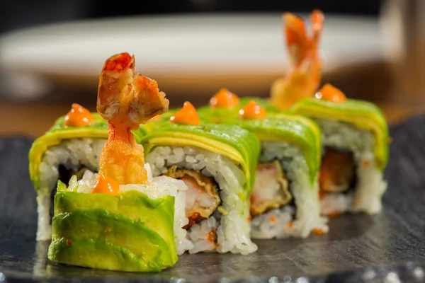 Ekologisk sushi rulle med räkor tempura på restaurang Royaltyfria Stockfoton