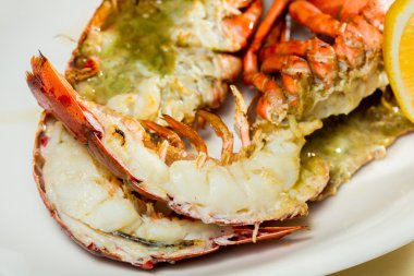 limon dilimleri ile çanak üzerinde organik ıstakoz 