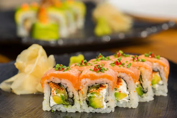 Organické sushi rolka s lososem — Stock fotografie