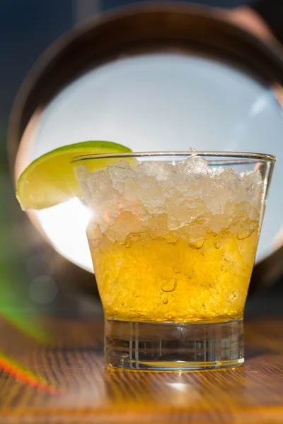 Amber cocktail in een glas — Stockfoto