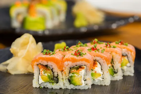 Organik suşi roll somon ile