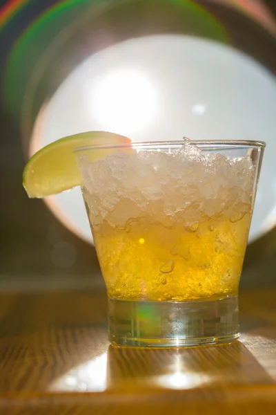 Amber koktejl ve sklenici — Stock fotografie