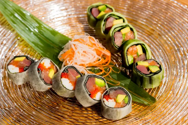 Gros plan sur les rouleaux de sushis japonais biologiques traditionnels — Photo