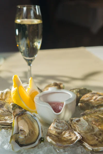 A platter of fresh organic raw oysters on ice — Stock Photo, Image