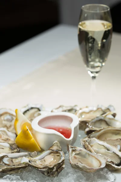 A platter of fresh organic raw oysters on ice — Stock Photo, Image