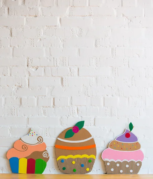 Gekleurde taarten handgemaakt papier op witte achtergrond — Stockfoto