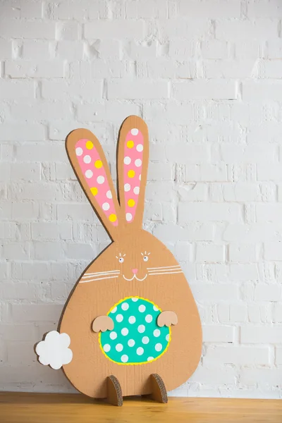 Organik beyaz bir duvar kağıdına yapılan tavşan. Dekorasyon — Stok fotoğraf