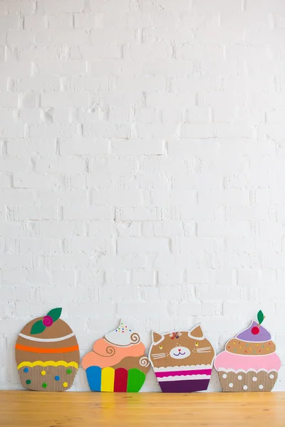 Torte colorate fatte a mano di carta su sfondo bianco — Foto Stock