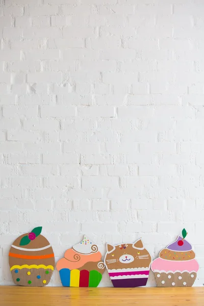 Farbige Kuchen handgemacht aus Papier auf weißem Hintergrund — Stockfoto