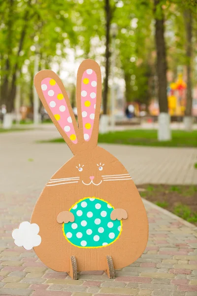 Rabbit made from organic paper in park. Decoration — Stock Photo, Image
