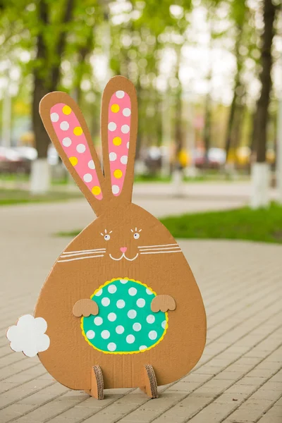 Rabbit made from organic paper in park. Decoration — Stock Photo, Image