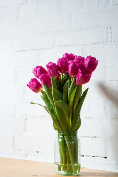 Krásné růžové tulipány ve váze — Stock fotografie