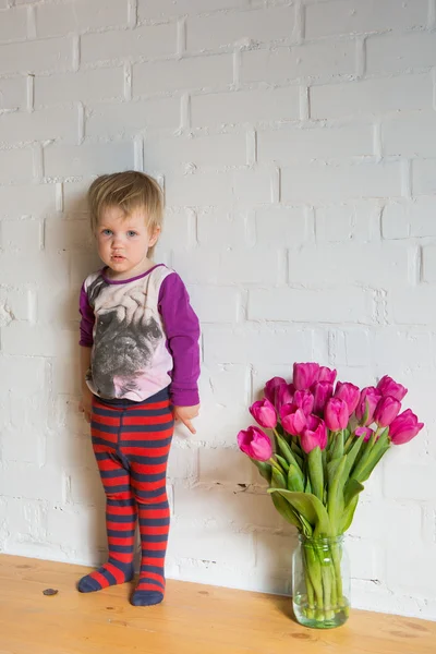 Szczęśliwe dziecko z tulipany — Zdjęcie stockowe
