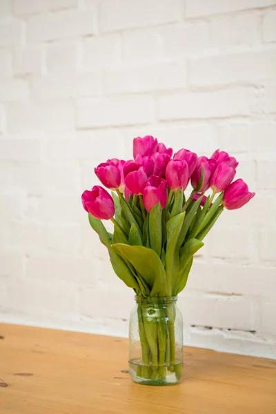 Belas tulipas rosa em um vaso — Fotografia de Stock