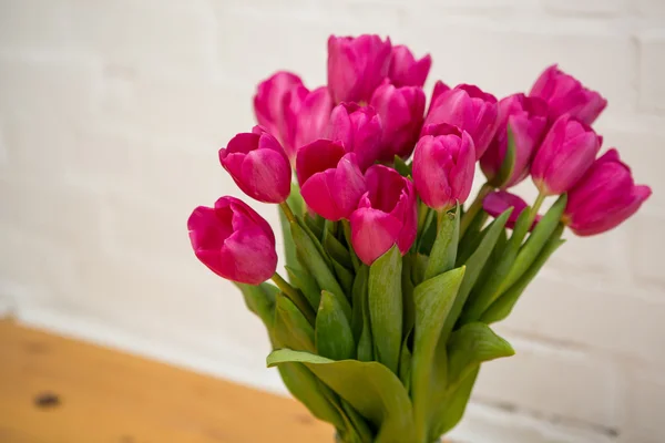 Hermosos tulipanes rosados en un jarrón — Foto de Stock