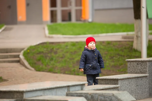 Mutlu çocuk parkta yürüyüş — Stok fotoğraf