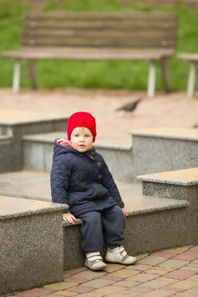 Lyckligt barn promenader i parken — Stockfoto