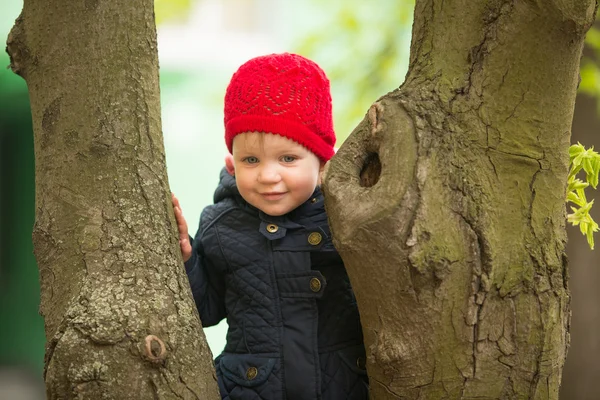 Glückliches Kind beim Spazierengehen im Park — Stockfoto