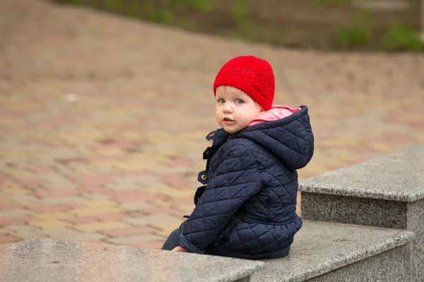 Vacker liten flicka i parken — Stockfoto