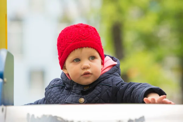 Vacker liten flicka i parken — Stockfoto