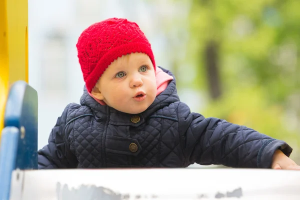 Beautiful little girl in the park — Stock Photo, Image