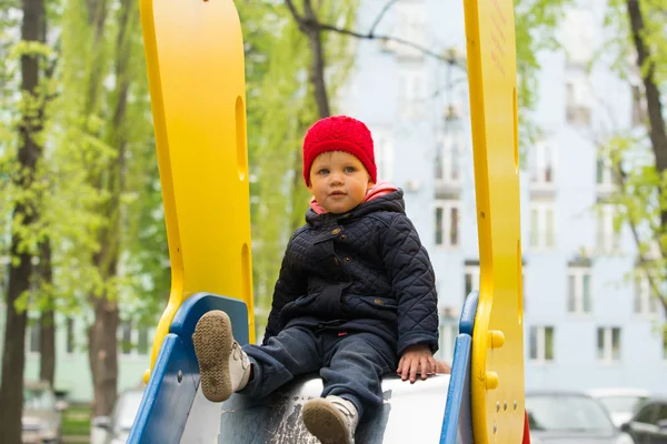 Vacker liten flicka i parken — Stockfoto