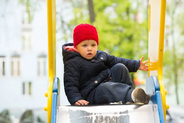 Güzel küçük bir kız parkta — Stok fotoğraf